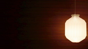 悬挂的发光白色灯笼