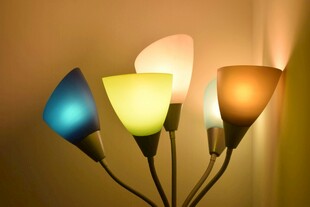 多彩创意台灯点亮温馨角落