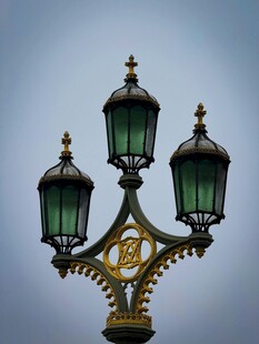 复古风格三盏路灯特写