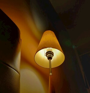 温馨台灯营造静谧氛围