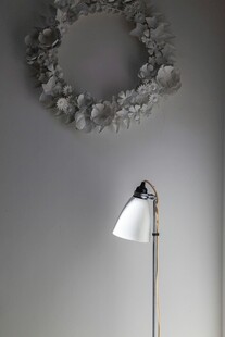 简约墙面的灯与装饰花环