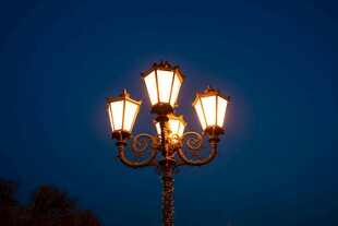 夜幕下的复古路灯