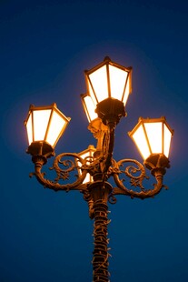 复古路灯点亮深蓝夜空