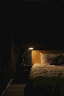 昏暗卧室中的温馨床铺