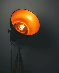 复古橙色台灯点亮瞬间