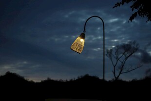 夜空中孤独的发光路灯