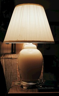 温馨台灯营造静谧氛围