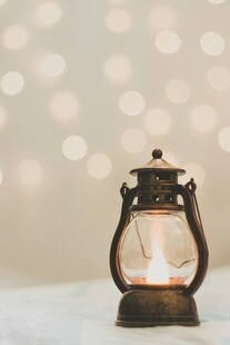 复古煤油灯散发温暖微光