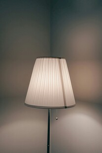 简约台灯营造温馨氛围