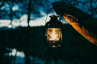 手持提灯点亮暮色