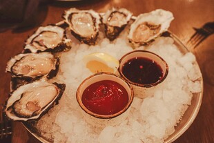 冰盘上的美味生蚝与蘸料