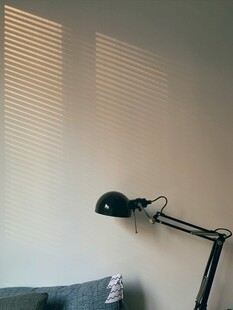 简约室内角落的台灯景致