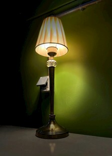 复古台灯散发柔和暖光