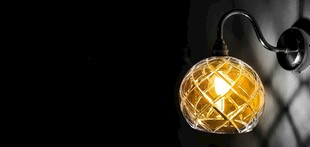 复古玻璃壁灯散发暖光