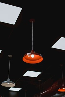 多彩吊灯营造独特空间氛围