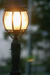 点亮的复古户外庭院灯