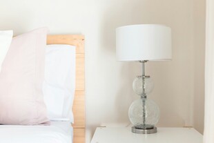 简约卧室台灯与温馨床铺