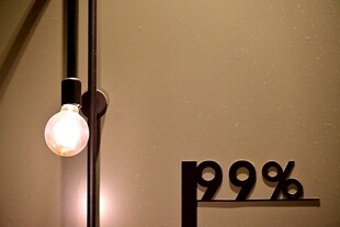 复古灯泡与折扣标识