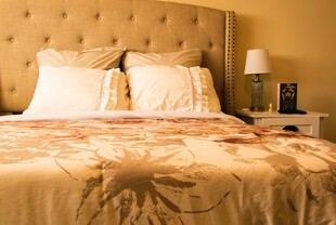 温馨卧室床铺展示