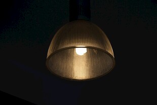 室内发光的半球形吊灯