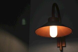 壁灯点亮温馨角落