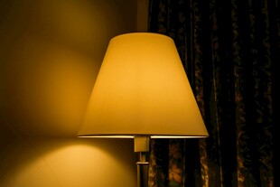 温馨台灯照亮静谧角落