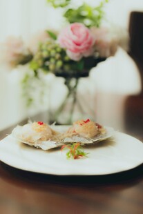 精致摆盘的美味海鲜佳肴