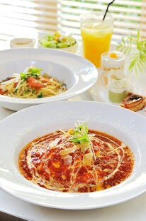 美味佳肴摆桌享视觉盛宴