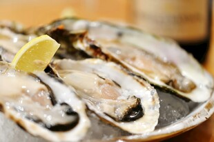 冰鲜生蚝配柠檬片