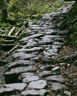 山间石径蜿蜒入幽境