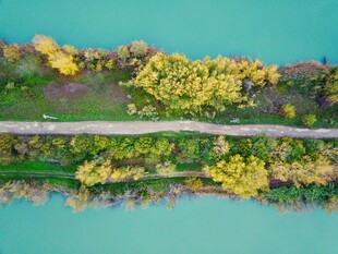 湖畔秋色航拍美景
