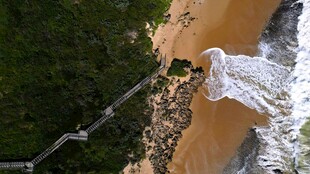 高空悬索桥与壮丽水景