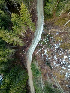 俯瞰山林间蜿蜒公路