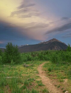 山间小径的黄昏美景