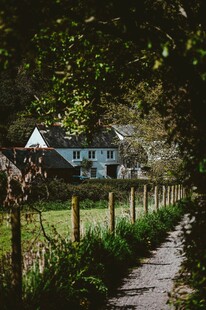 乡村小径旁的温馨小屋