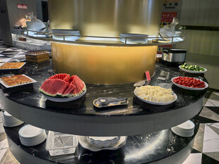 自助餐厅丰富多样美食展示