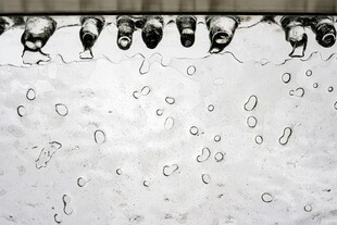 水滴滑落玻璃的瞬间