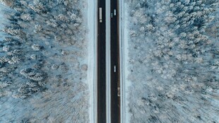 冬日雪景中的空旷公路
