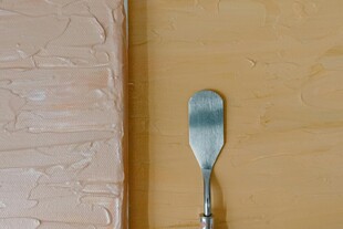 调色刀与墙面涂料准备