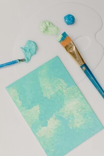 手绘创作中的颜料与画笔