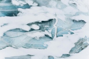 冰雪覆盖的自然景观画面
