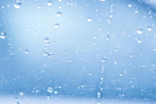 玻璃上的晶莹雨滴