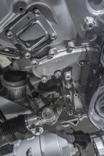 精密摩托车发动机部件特写