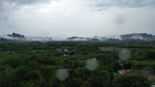 英德大湾雨中俯瞰葱郁山林景色