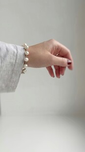 手部特写展示珍珠手链