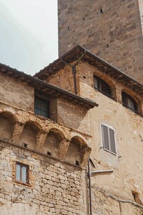 古老石砌建筑一角