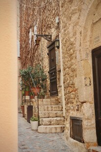 古老街巷中的石砌建筑