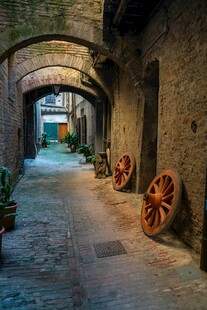 古老小巷中的复古车轮景观