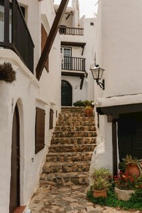 白色小巷中的石阶景致