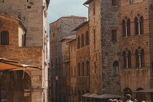 古老街巷中的欧式建筑